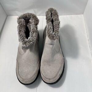 Gray suede boots with faux fur lining and rubber sole #winterboots
